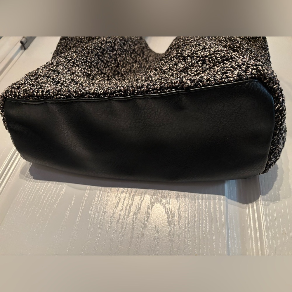 The Sak Crocheted Purse Shoulder Bag With Sak Charm And Tassel Zip Closure - Picture 2 of 5
